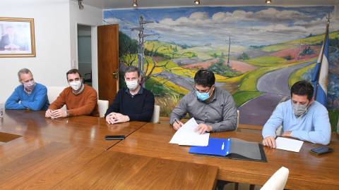 Firmaron contrato para ejecutar la obra de la Estación Transformadora Guatraché